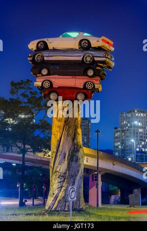 Installation d'art public appelé Trans Am Totem par artiste Marcus Bowcott, Vancouver, Colombie-Britannique, Canada. Banque D'Images