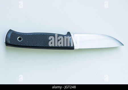 Couteau en plein air sur fond blanc. Fixer le couteau. Banque D'Images