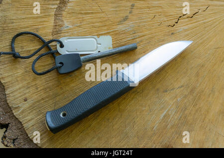 Couteau fixe avec Firestone sur fond de bois. Bois de chêne. Banque D'Images