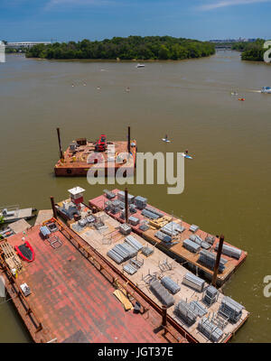 WASHINGTON, DC, USA - matériaux de construction barge sur Potomac à Georgetown. Roosevelt Island dans la distance. Banque D'Images