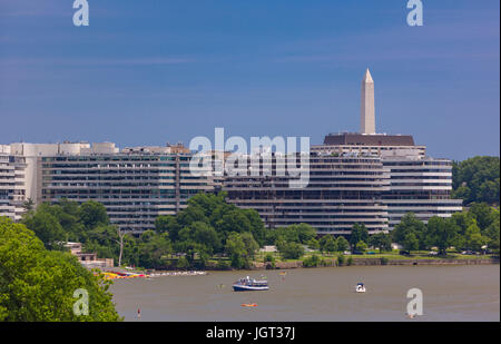 WASHINGTON, DC, USA - Watergate Complex, sur la rivière Potomac, et Washington Monument à l'arrière. Banque D'Images