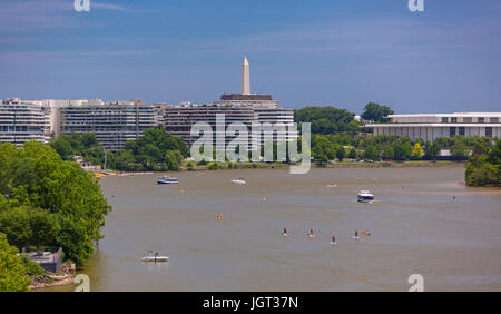 WASHINGTON, DC, USA - Watergate Complex, sur la rivière Potomac, et Washington Monument à l'arrière. Banque D'Images