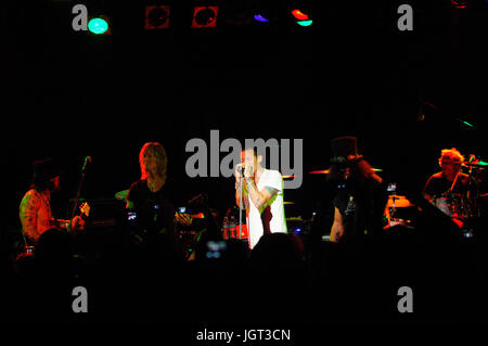 (L-r) Dave Navarro,duff mckagan,Chester Bennington linkin park,slash performing camp freddy roxy West Hollywood. Banque D'Images