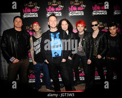 (L-r) musiciens,tom delonge Travis Barker, Mark Hoppus blink-182,Ray Toro, Gerard Way, Mikey Way Frank Iero assister à My Chemical Romance My Chemical Romance blink-182 2011 l'occasion de l'annonce Honda Civic Tour Rainbow bar & grill Mai 23,2011 secteur Los Angeles, Californie. Banque D'Images