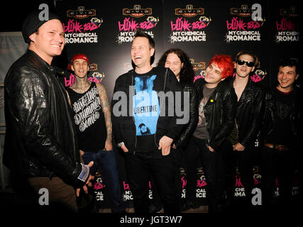 (L-r) musiciens,tom delonge Travis Barker, Mark Hoppus blink-182,Ray Toro, Gerard Way, Mikey Way Frank Iero assister à My Chemical Romance My Chemical Romance blink-182 2011 l'occasion de l'annonce Honda Civic Tour Rainbow bar & grill Mai 23,2011 secteur Los Angeles, Californie. Banque D'Images