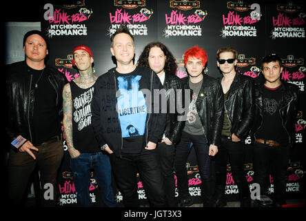 (L-r) musiciens,tom delonge Travis Barker, Mark Hoppus blink-182,Ray Toro, Gerard Way, Mikey Way Frank Iero assister à My Chemical Romance My Chemical Romance blink-182 2011 l'occasion de l'annonce Honda Civic Tour Rainbow bar & grill Mai 23,2011 secteur Los Angeles, Californie. Banque D'Images