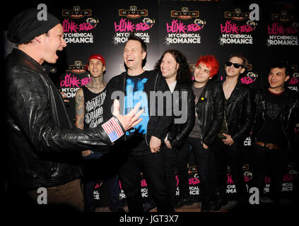 (L-r) musiciens,tom delonge Travis Barker, Mark Hoppus blink-182,Ray Toro, Gerard Way, Mikey Way Frank Iero assister à My Chemical Romance My Chemical Romance blink-182 2011 l'occasion de l'annonce Honda Civic Tour Rainbow bar & grill Mai 23,2011 secteur Los Angeles, Californie. Banque D'Images