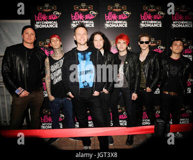 (L-r) musiciens,tom delonge Travis Barker, Mark Hoppus blink-182,Ray Toro, Gerard Way, Mikey Way Frank Iero assister à My Chemical Romance My Chemical Romance blink-182 2011 l'occasion de l'annonce Honda Civic Tour Rainbow bar & grill Mai 23,2011 secteur Los Angeles, Californie. Banque D'Images