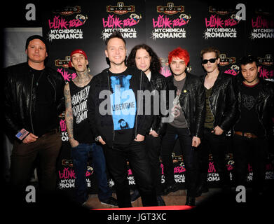 (L-r) musiciens,tom delonge Travis Barker, Mark Hoppus blink-182,Ray Toro, Gerard Way, Mikey Way Frank Iero assister à My Chemical Romance My Chemical Romance blink-182 2011 l'occasion de l'annonce Honda Civic Tour Rainbow bar & grill Mai 23,2011 secteur Los Angeles, Californie. Banque D'Images