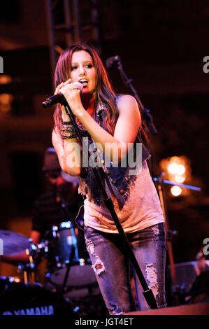 La chanteuse actrice Ashley Tisdale effectue americana août 12,2009,marque Glendale en Californie. Banque D'Images