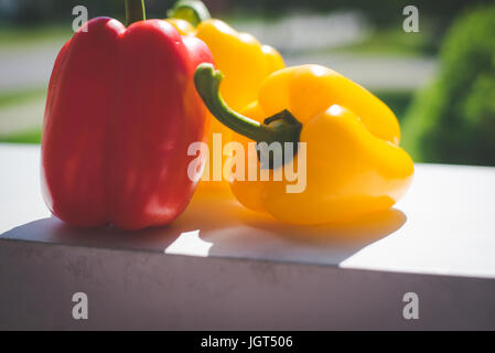 Trois poivrons, jaune et rouge, affichée sur un compteur. Banque D'Images