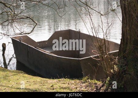 Bateau de pêche, bateau à rames en aluminium sur un lac. Banque D'Images