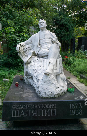 Pierre tombale au cimetière Novodievitchi, Moscou, Russie Banque D'Images