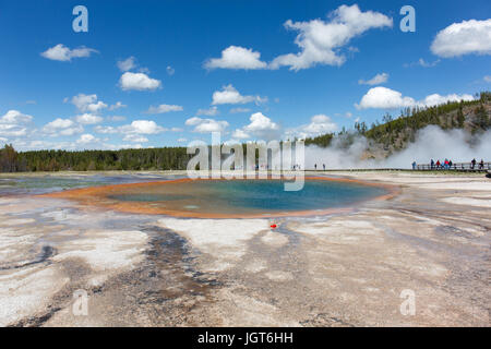 Piscine turquoise à Midway Geyser Basin, Parc National de Yellowstone Banque D'Images