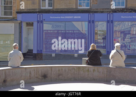 Paisley Ecosse copains sur un banc sur un très beau jour, la rue principale en face de la caisse populaire locale Banque D'Images