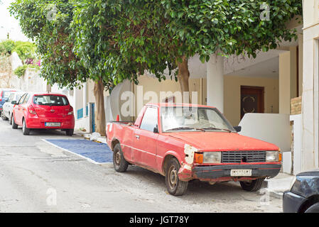Old rusty red voiture garée dans la rue Banque D'Images