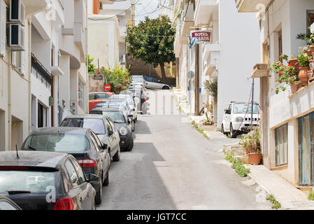 Voitures garées dans la rue Banque D'Images
