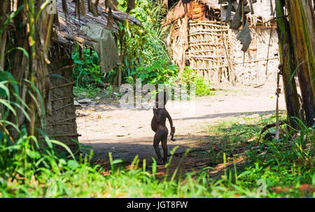 Réserve forestière de DZANGA-SANHA, RÉPUBLIQUE CENTRAFRICAINE - Novembre 2, 2008 : un enfant d'une tribu de Pygmées dans le village Banque D'Images