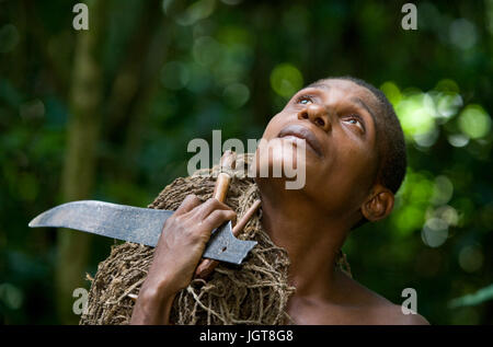 Réserve forestière de DZANGA-SANHA, RÉPUBLIQUE CENTRAFRICAINE - 2 novembre, 2008 : Portrait d'une femme d'une tribu de pygmées. Banque D'Images