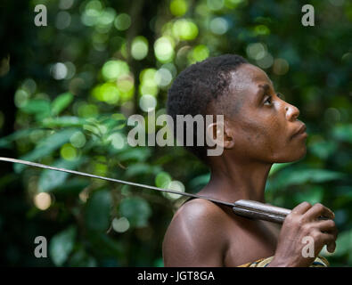 Réserve forestière de DZANGA-SANHA, RÉPUBLIQUE CENTRAFRICAINE - 2 novembre, 2008 : Portrait d'une femme d'une tribu de pygmées. Banque D'Images