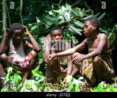 Réserve forestière de DZANGA-SANHA, RÉPUBLIQUE CENTRAFRICAINE - le 2 novembre 2008 : Les femmes d'une tribu de pygmées s'asseoir dans la forêt. Banque D'Images