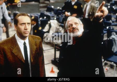 Snake Eyes Année : 1998 USA Réalisateur : Brian De Palma Nicolas Cage , Brian de Palma Shooting photo . Il est interdit de reproduire la photo hors contexte de la promotion du film. Il doit être porté au crédit de l'entreprise de film et/ou le photographe attribué par ou autorisé par/admis sur l'ensemble de l'entreprise cinématographique. Limitée à un usage éditorial. Photo12 n'accorde pas le droit à l'image des personnes représentées. Banque D'Images