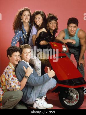 Sauvé par la Cloche séries télé 1989 - 1993 USA créé par Sam Bobrick Année : 1990 Saison 2 Dustin Diamond, Mark-Paul Gosselaar, Elizabeth Berkley, Tiffani Thiessen, Lark Voorhies, Mario Lopez. Il est interdit de reproduire la photo hors contexte de la promotion du film. Il doit être porté au crédit de l'entreprise de film et/ou le photographe attribué par ou autorisé par/admis sur l'ensemble de l'entreprise cinématographique. Limitée à un usage éditorial. Photo12 n'accorde pas le droit à l'image des personnes représentées. Banque D'Images