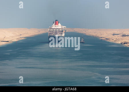 Editorial : Ismailia, Égypte, le 27 avril 2017 - Le Queen Mary 2 de la navigation dans le canal de Suez dans un convoi de navires Banque D'Images