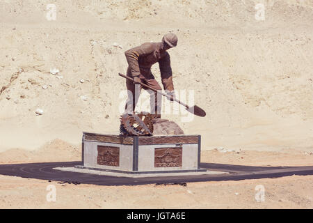 Editorial : Ismailia, Égypte, le 27 avril 2017 - Statue d'un travailleur sur le nouveau canal de Suez près d'Ismaïlia Banque D'Images