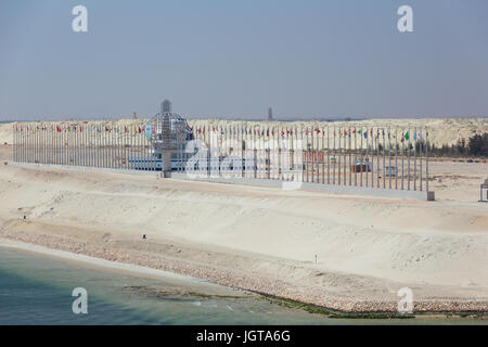 Editorial : Ismailia, Égypte, le 27 avril 2017 - Monument à côté du nouveau canal de Suez près d'Ismaïlia Banque D'Images