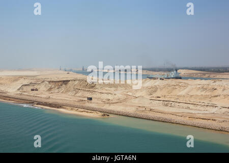 Editorial : Ismailia, Égypte, le 27 avril 2017 - Les navires naviguant en convoi à travers le nouveau canal de Suez près d'Ismaïlia Banque D'Images