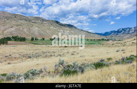 Boîtier robuste et aride des prairies et paysage vallonné du parc d'état de Buffalo Bill montrant les montagnes rocheuses en été près de Cody, Wyoming. USA. Banque D'Images