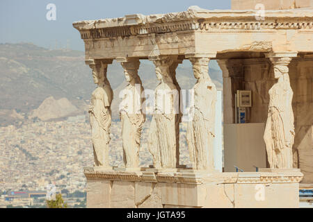 Sculptures de l'Ancien Temple d'Athéna sur la colline de l'Acropole à Athènes du flou en arrière-plan. Selective focus sur le temple. Banque D'Images