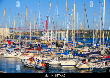 Les petits bateaux de plaisance à Belem au port de Lisbonne Belem Banque D'Images