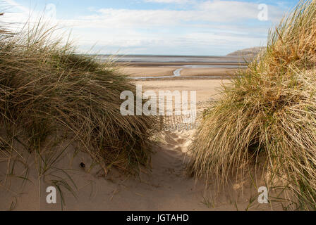 Vue sur la baie de Conwy et le grand orme à travers deux dunes de sable de plage, de Galles Conwy Morfa Banque D'Images