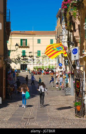 Alghero Sardaigne, les gens se promener dans la Piazza Civica dans la vieille ville historique de trimestre de Alghero, Sardaigne. Banque D'Images