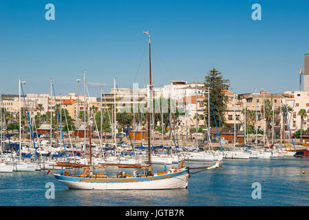 Port d'Alghero Sardaigne, un bateau à voile utilisé pour les excursions touristiques revient à l'Harbour dans Alghero, Sardaigne, après un après-midi de voyage le long de la côte. Banque D'Images
