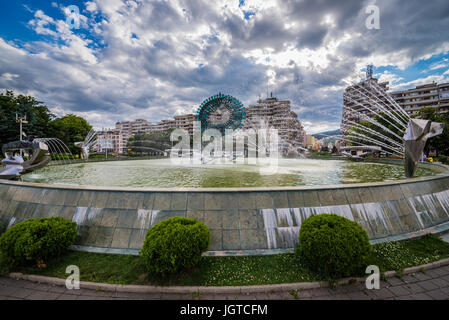 Fontaine dans le parc de l'Union européenne (Parcul Unirii) et blocs d'appartement à Alba Iulia city situé sur le fleuve Mures dans d'Albac, Transylvanie, Roumanie Banque D'Images