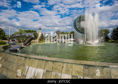 Fontaine dans le parc de l'Union européenne (Parcul Unirii) à Alba Iulia city situé sur le fleuve Mures dans d'Albac, Transylvanie, Roumanie Banque D'Images