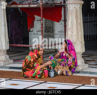 Amritsar, Inde - 25 juil., 2015. Les femmes indiennes assis et reposant au Golden Temple à Amritsar, en Inde. Temple d'or est le plus saint Gurdwara de Si Banque D'Images