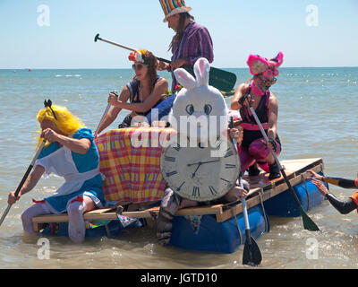 Un radeau sur le thème d'Alice au Pays des merveilles dans le Paddle sur le quai, l'événement s'est tenue à Brighton Banque D'Images