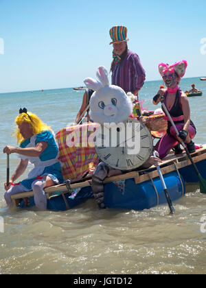 Un radeau sur le thème d'Alice au Pays des merveilles dans le Paddle sur le quai, l'événement s'est tenue à Brighton Banque D'Images