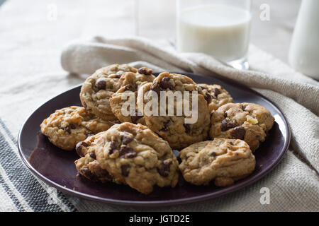 Les cookies et un verre de lait backlight Banque D'Images