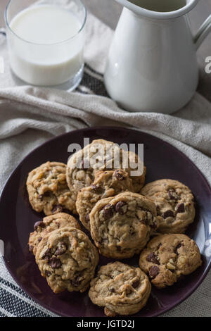 Les cookies et un verre de lait frais généraux shot Banque D'Images