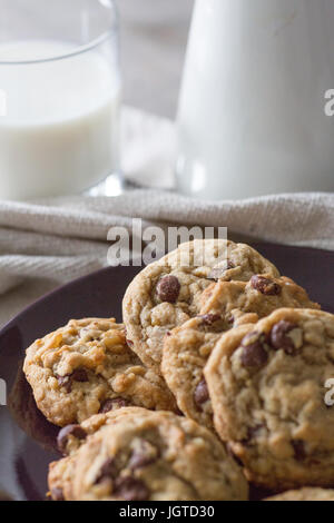 Les cookies et un verre de lait sur toile serviette Banque D'Images