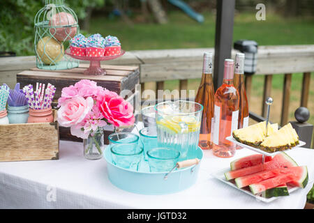 Dessert et vin table sur une journée d'été Banque D'Images