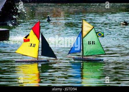 Jouet à bateaux dans le Grand Bassin de l'étang de canard dans les jardins du Luxembourg à Paris, France. Banque D'Images