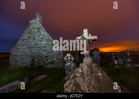 Pierres tombales Lightpainted devant les ruines d'une abbaye à Doolin, Irlande. Banque D'Images