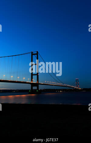 Le Humber Bridge at night, de Barton-upon-Humber côté village, East Riding of Yorkshire, Angleterre Banque D'Images