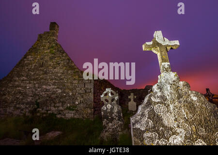 Pierres tombales Lightpainted devant les ruines d'une abbaye à Doolin, Irlande. Banque D'Images